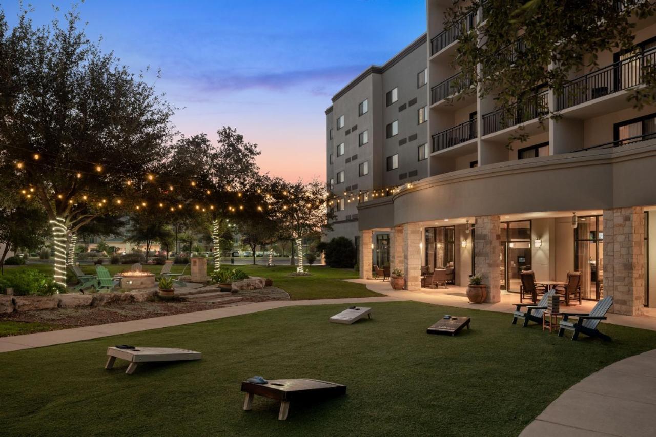 Courtyard By Marriott San Antonio Six Flags At The Rim Hotell Exteriör bild
