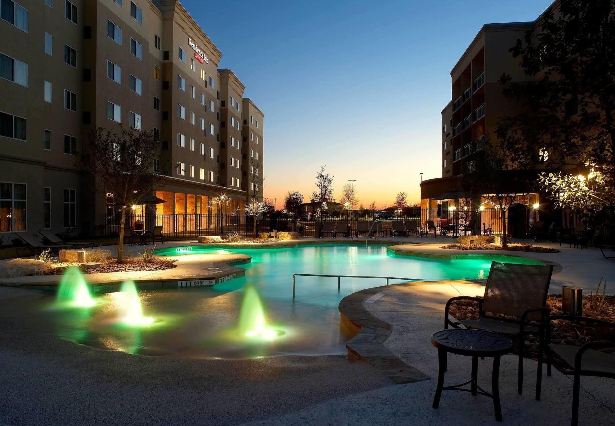 Courtyard By Marriott San Antonio Six Flags At The Rim Hotell Exteriör bild